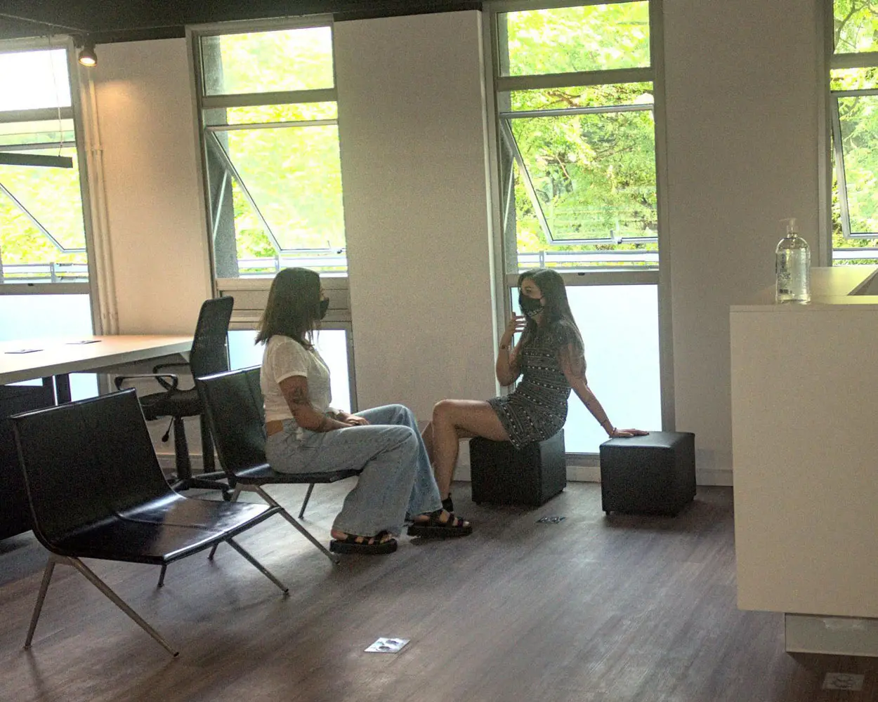 Na recepçõa, pessoas conversando