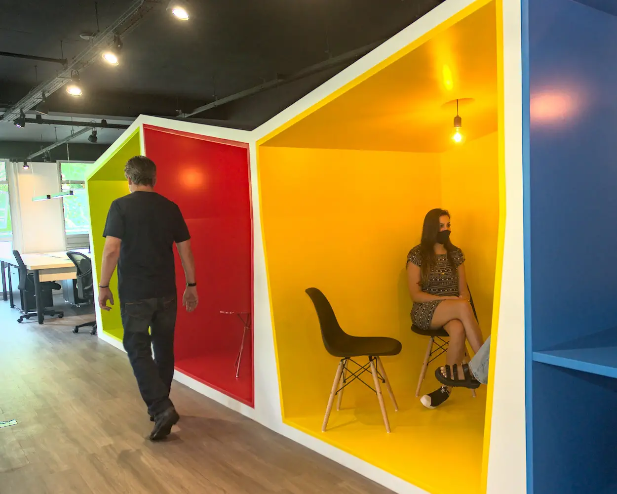 Visão dos Booths, espaços para pequenas reuniões