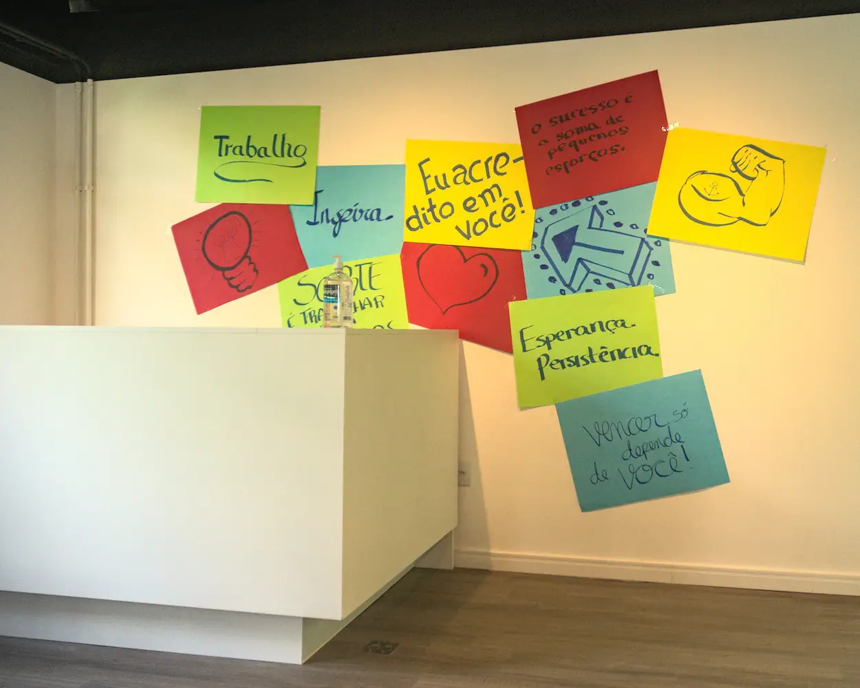 Recepção com cartazes escritos por frequentadores