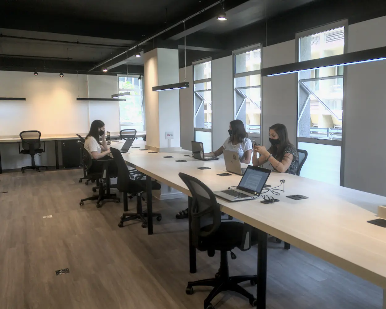 Empreendedores utilizando mesas compatilhadas